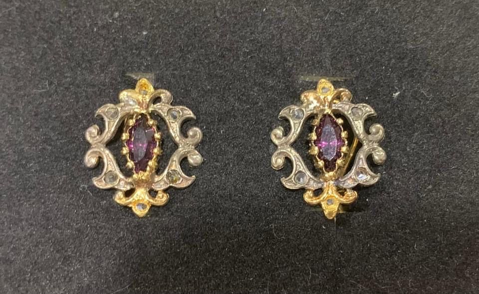 Brincos em prata e prata dourada com duas ametistas e doze capas de diamante.