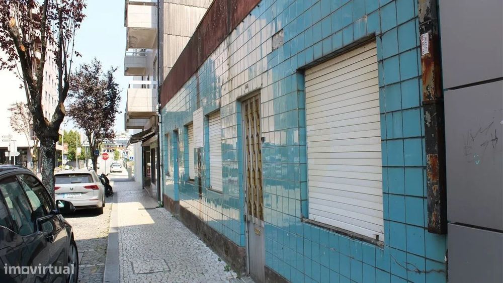 Edifício devoluto com projeto aprovado para a construção de 9 frações