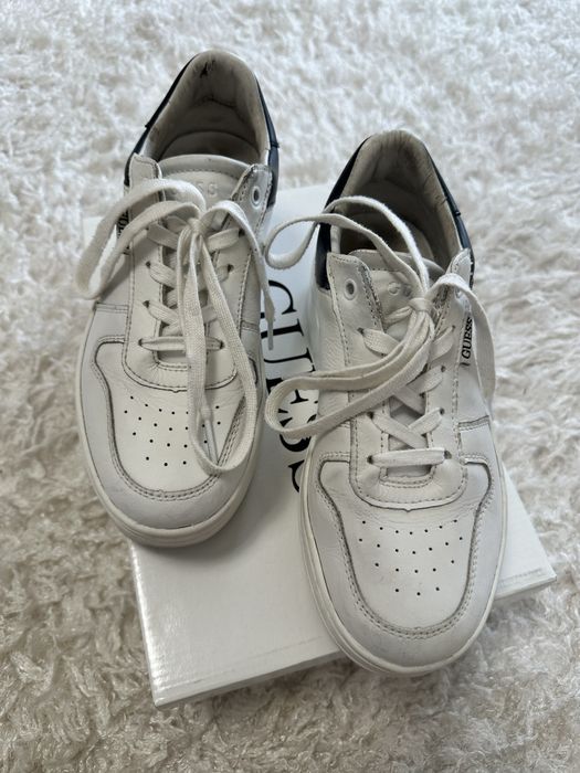 Продам шкіряні кросівки Guess