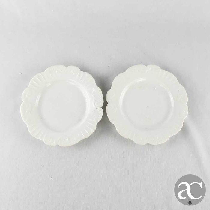 Par de pratos em porcelana branca Vista Alegre, decoração relevada