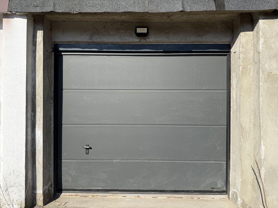 Garaż murowany z prądem i bramą na pilota – wygodny wjazd
