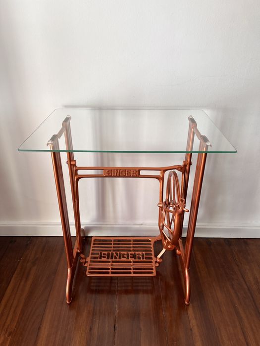 Mesa a partir de base de antiga máquina Singer
