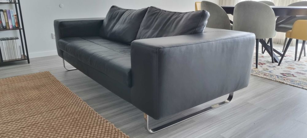 Sofá de couro preto 3 lugares em bom estado