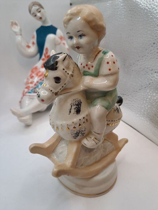 Статуетка. Статуэтка. Фарфоровая статуэтка. Индианка. Вишивальщіця.