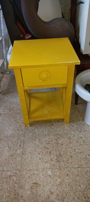 Mesa de cabeceira usada