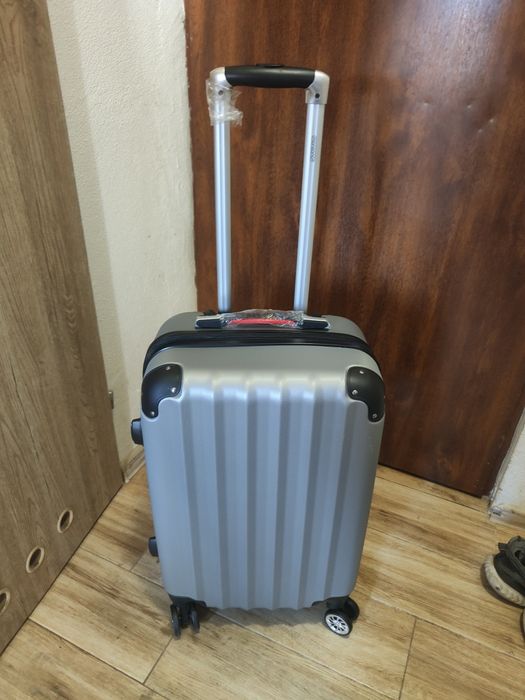 Walizka kabinowa turystyczna bagaż podręczny rejestrowany na kółkach