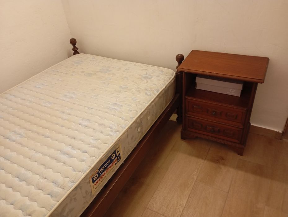 Cama de solteiro com colchão e mesinhas de cabeceira