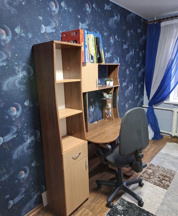 Продам два письмових стола та стул.Стол письменный со стулом.Стул офис