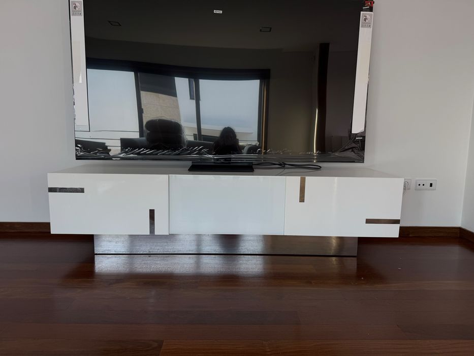 Móvel TV Interdesign – Lacado Branco e Aço Inox