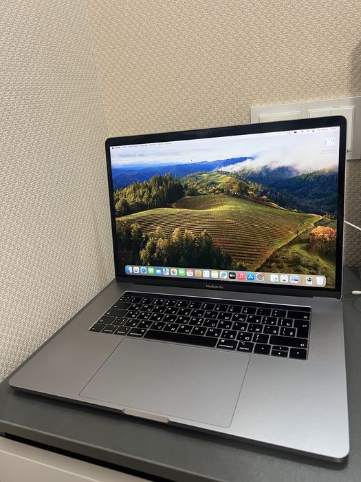 MacBook Pro 15 2018 core i7 16 GB 256 GB  Radeon 555 4GB