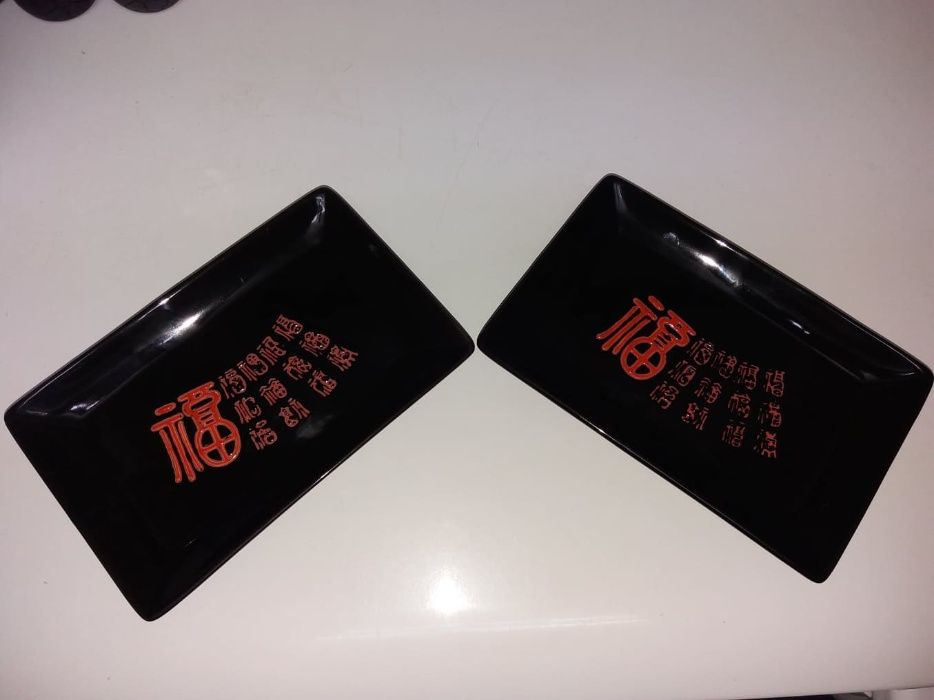 Pratos para aperitivos em cerâmica com caracteres chineses