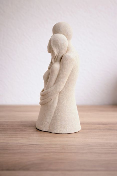 Escultura de casal minimalista