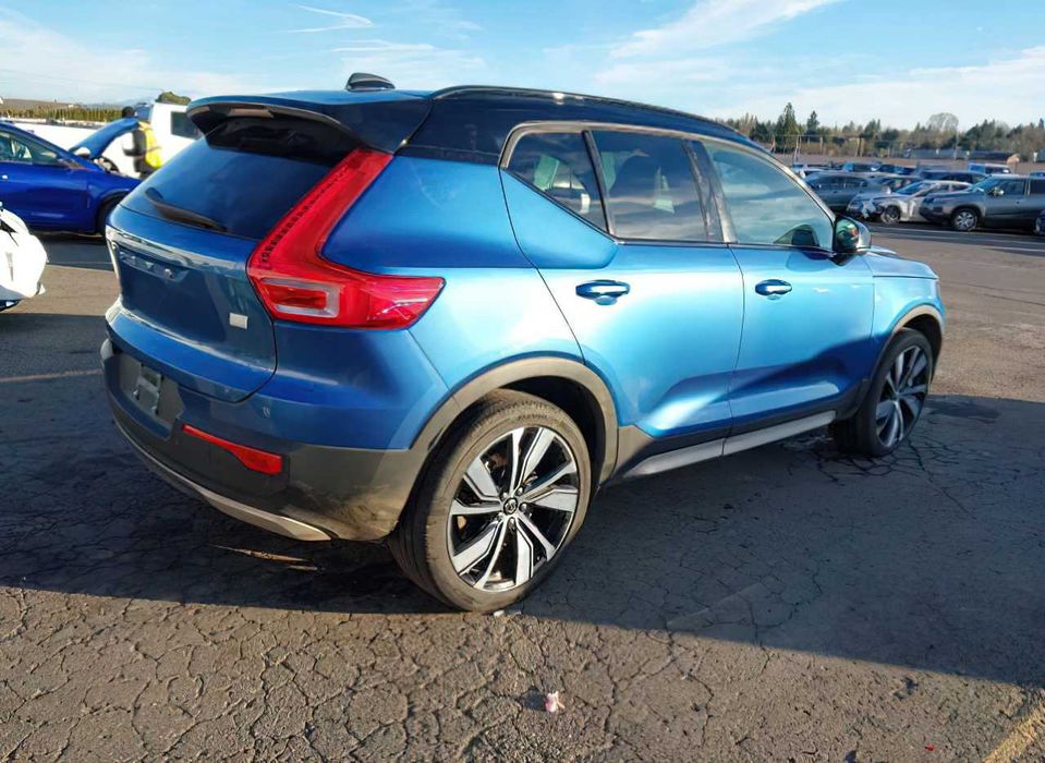 Volvo XC40 Recharge Pure Electric P8      2021