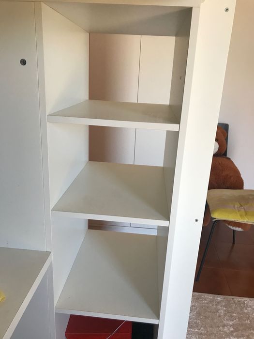 Cama junto com secretaria gavetero e armario