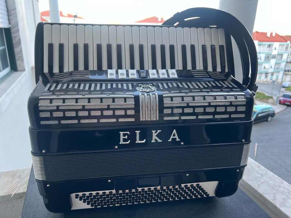 Acordeão ELKA Italiano à 3a voz com 120 baixos- Em excelente estado e pronto a tocar - Com mala e acessórios novos