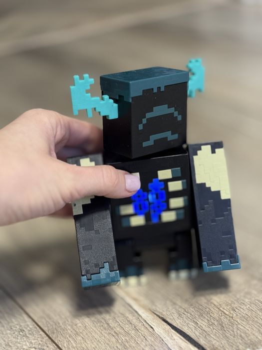 Фігурка Minecraft Варден зі звуковими та світловими ефектами