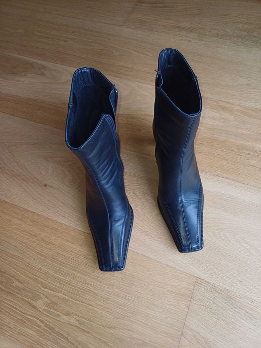 Botas de senhora em pele preta, com fecho e cano curto