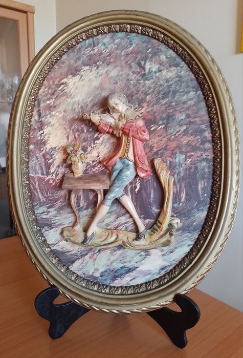 Quadro oval italiano com figuras em relevo