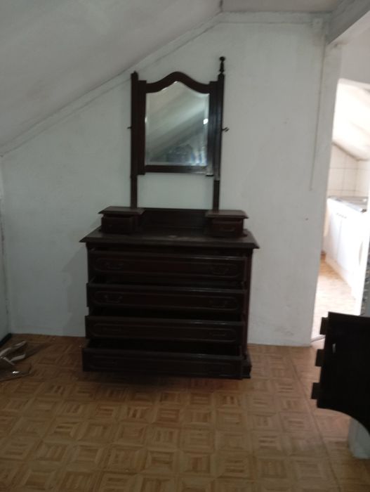 Cómoda alta com espelho