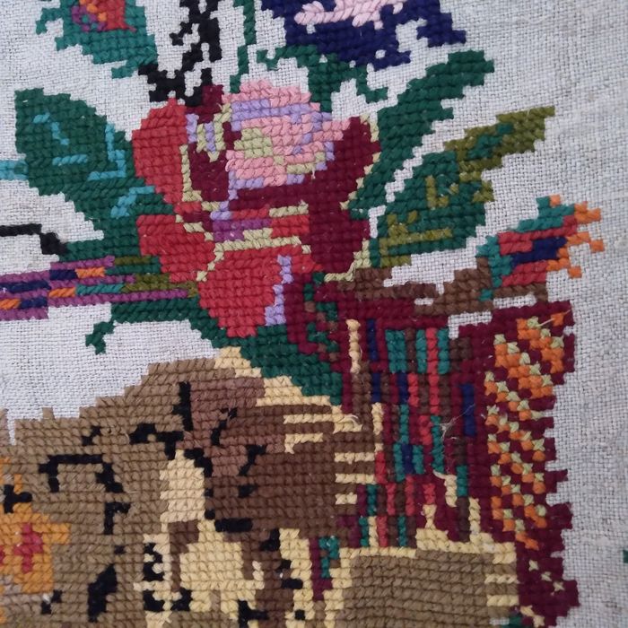 Продам вишивку ручна робота,,котик в квіточках,,