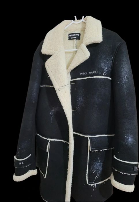 Casaco (Intolerável Clothing) preto com pêlo interior