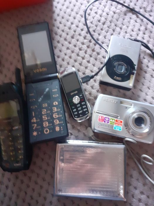 Stare telefony komórkowe i aparaty fotograficzne