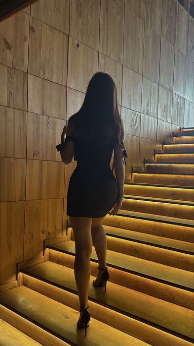 Чорна міні спідниця stradivarius