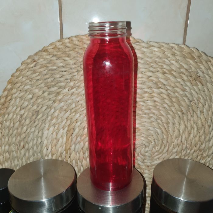 Czerwona szklana butelka wazon