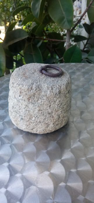 Pedra de amarração em granito, com argola em ferro, muito antiga.