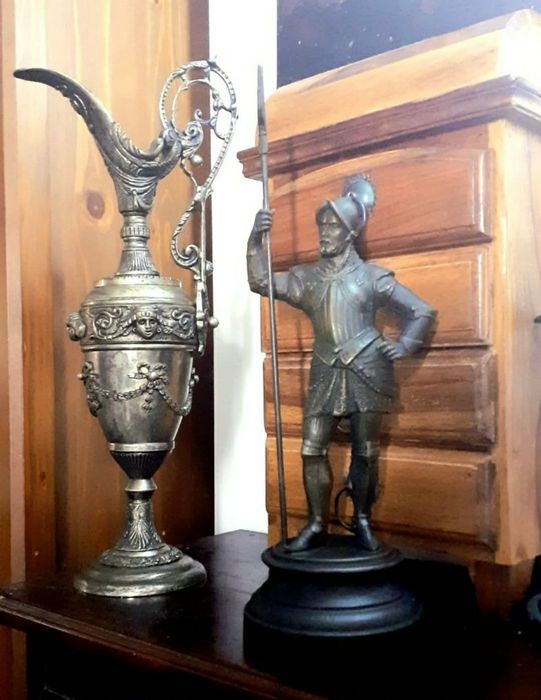 Estatueta Conquistador Espanhol + Anfora Grega Antiga