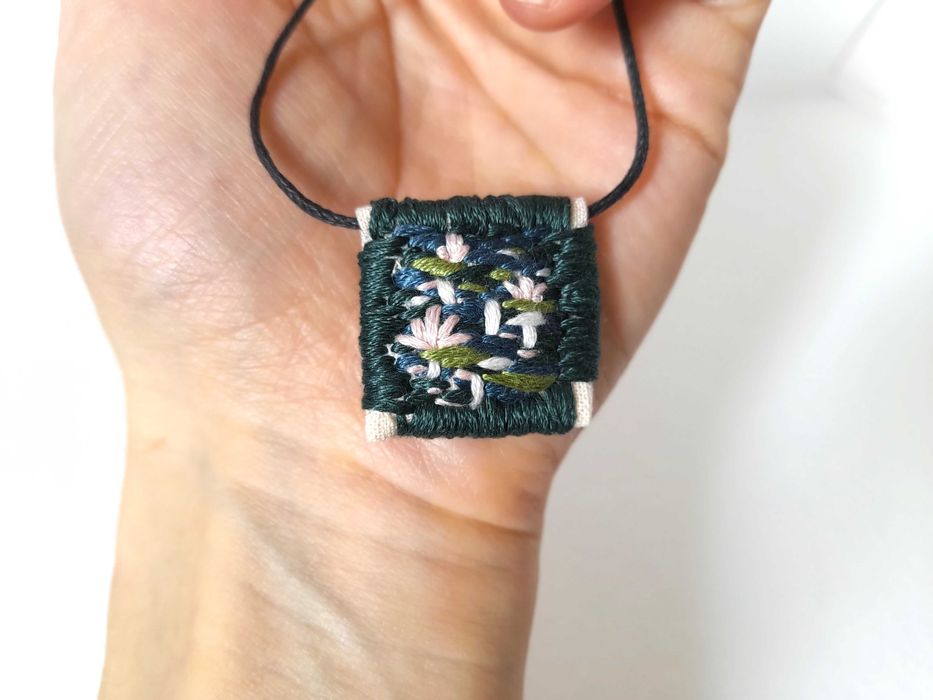 Arte Vestível: Pulseira de lago de flor lótus amarela bordada à mão, talismã de otimismo