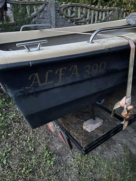 Łódka z silnikiem i przyczepką