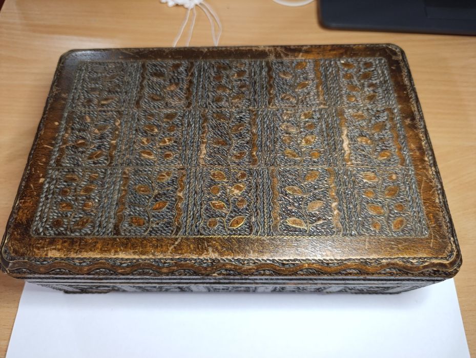 Дерев'яна старовинна шкатулка