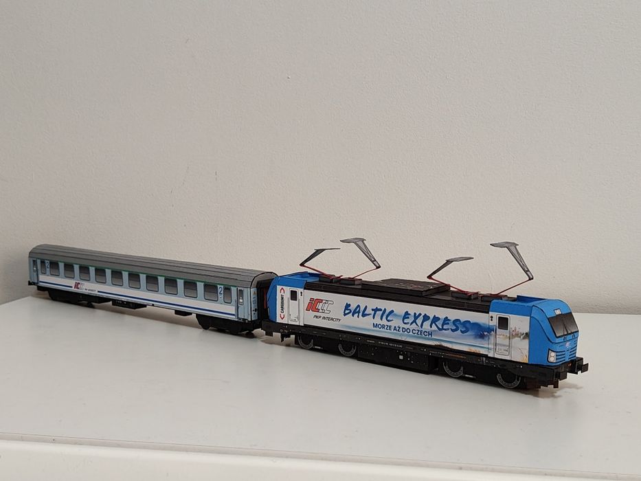 Siemens Vectron w malowaniu Baltic Express.
Sklejony Model k