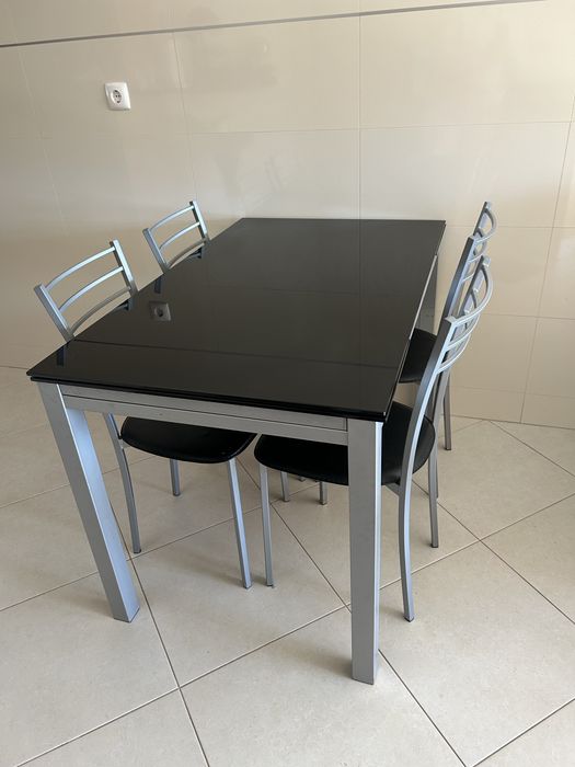 Conjunto mesa extensível aluminio tampo vidro e 4 cadeiras