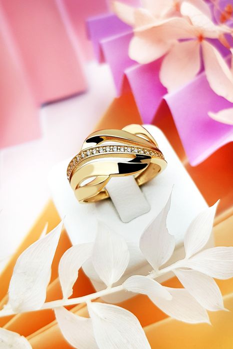 Piękny złoty pierścionek z cyrkoniami