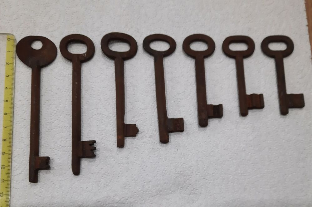 Zestaw starych kluczy.