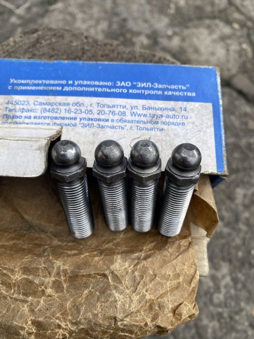 Рекулювальні болти ричагів  клапанів  ваз 21213 нового зразка..