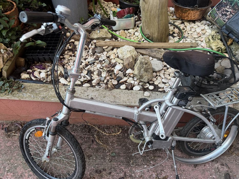 Bicicleta cinzenta electrica dobrável