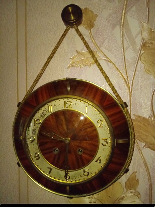 Настінний годинник з боєм