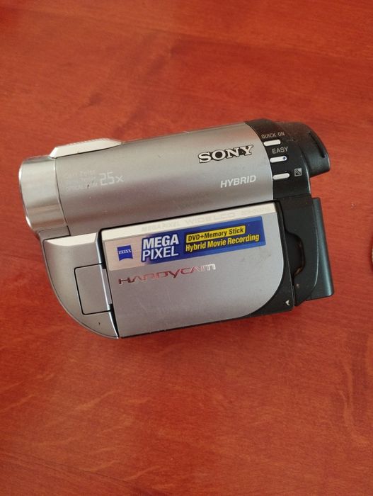 відеокамера Sony Handycam DVD-серії, модель DCR-DVD650.
