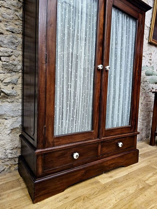 Witryna drewniana niska. Kolonialna. Z szufladami i półkami.