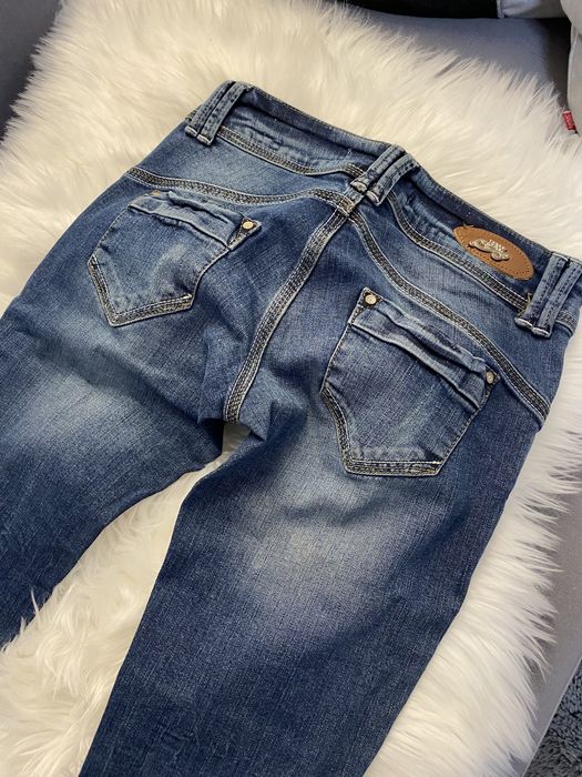 Spodnie jeans, niski stan, guziki.