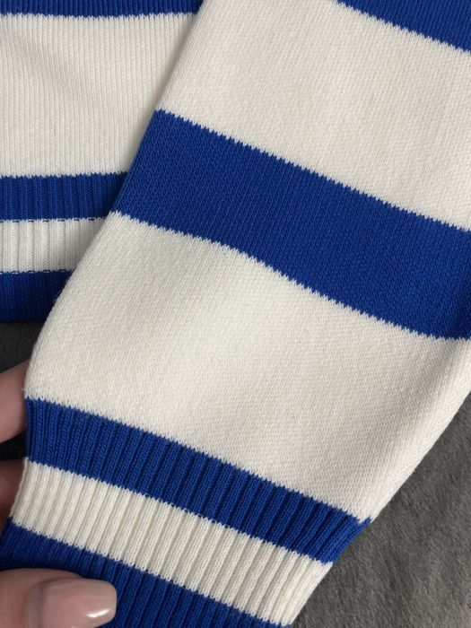 Светр в сину смужку