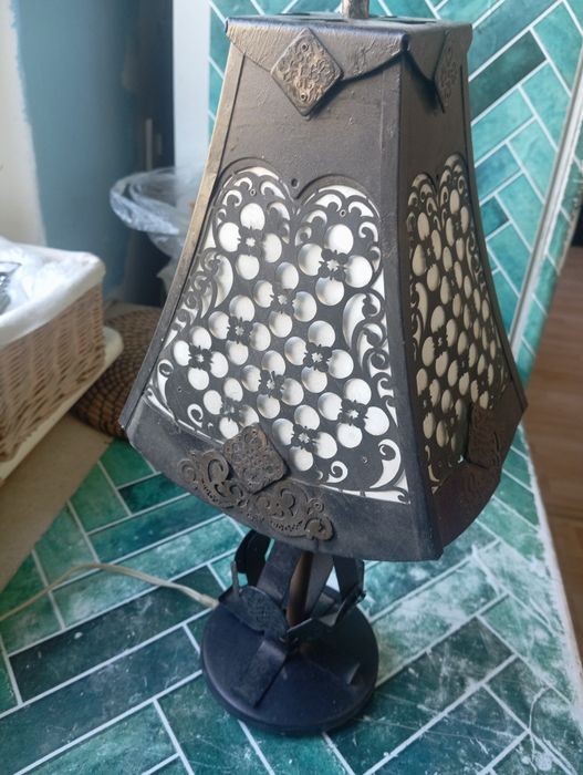 metalowa lampa stołowa „Teremok”