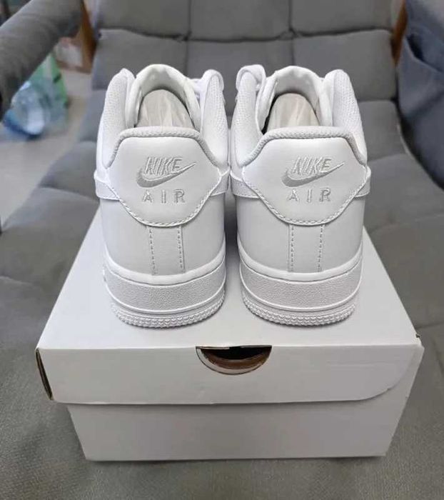 Białe sneakersy na niskim obcasie w rozmiarze 43