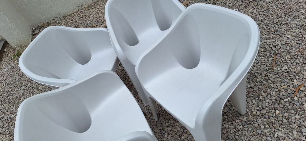Quatro cadeiras de resina brancas