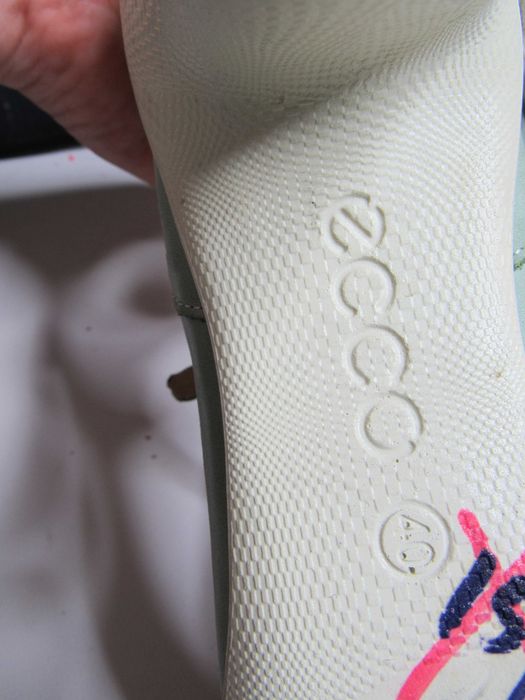 Продам босоніжки ЕССО