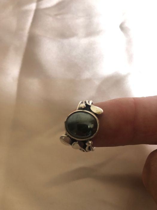 Anel vintage prateado com pedra verde