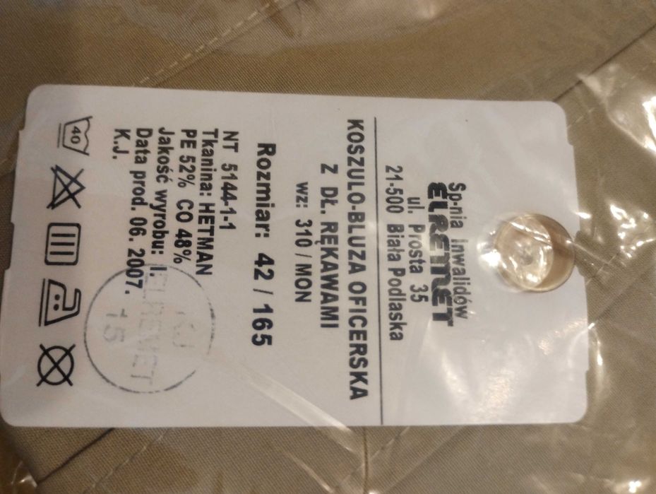 Koszula bluza z długimi rękawami.